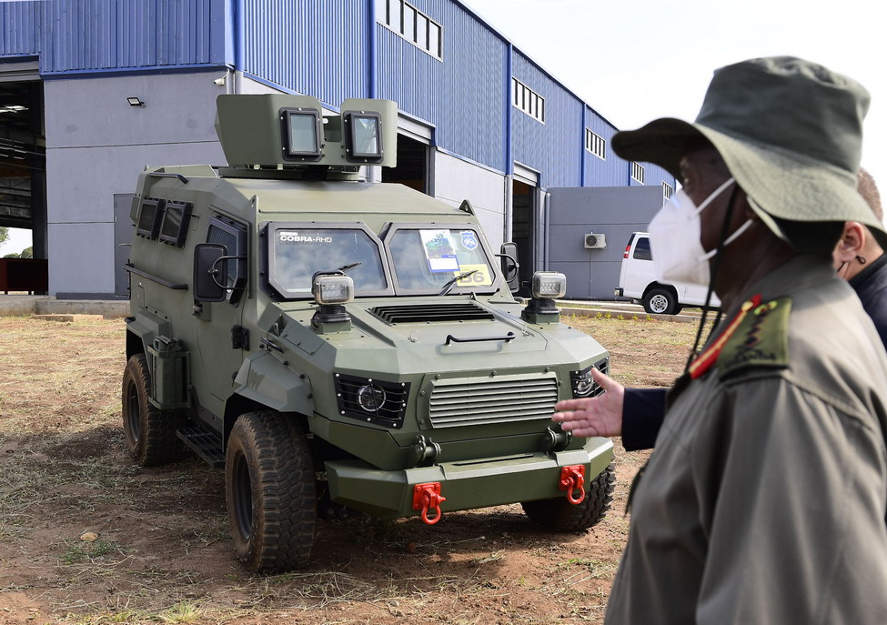 Museveni ouvre une nouvelle usine de véhicules blindés STREIT en Ouganda