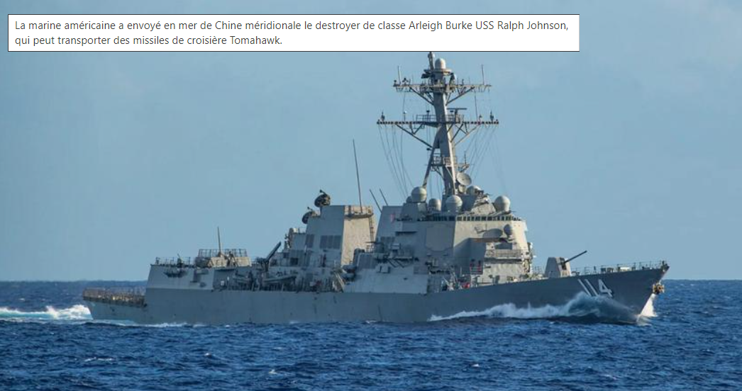 Le destroyer de classe Arleigh Burke USS Ralph Johnson, transportant des missiles Tomahawk arrive en mer de Chine.