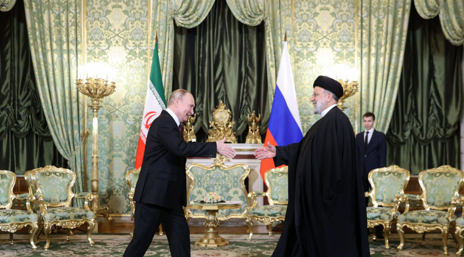 Le Russe Poutine rencontre l’Iranien Raïssi à Moscou après une visite éclair dans le Golfe